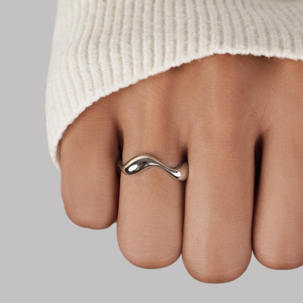 Silver Minimalist Wave Ring for Women 1